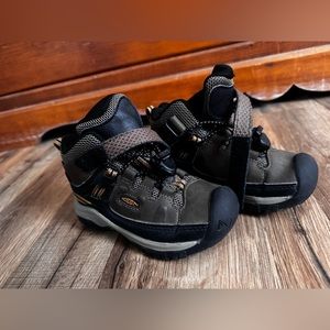 Keens toddler hiking boots- size 8